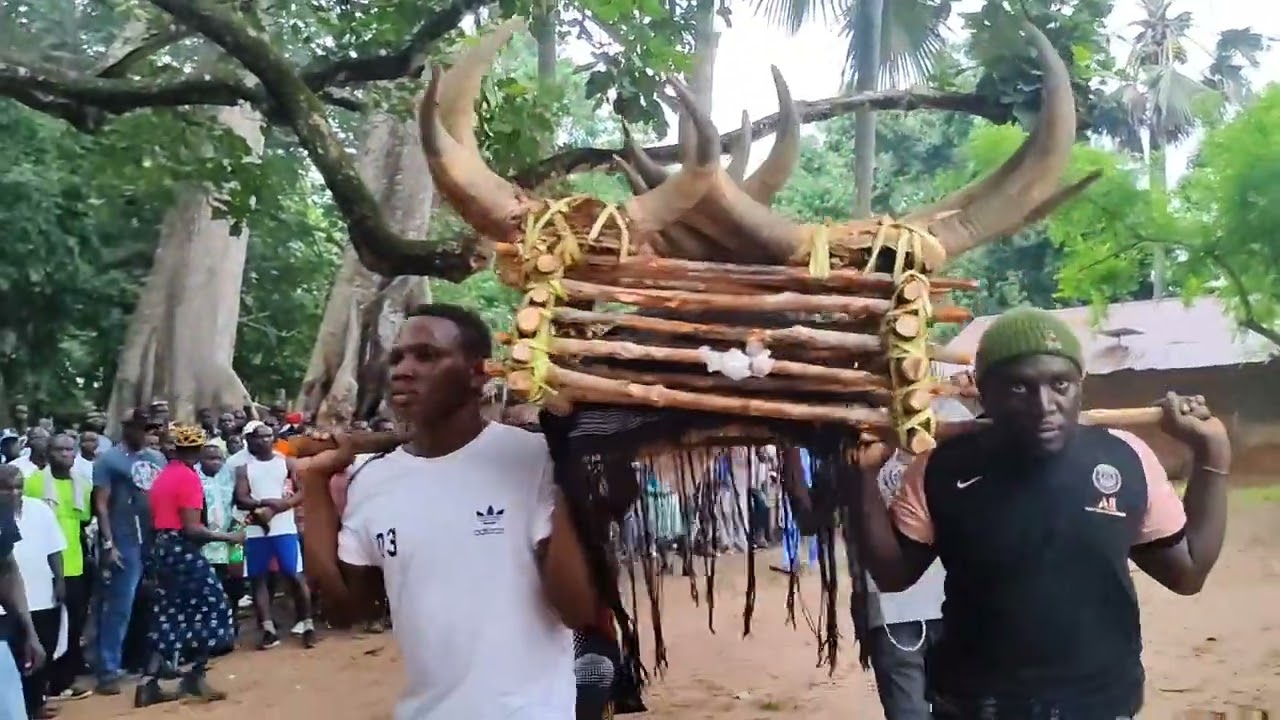 Cerimònia funeraria Diola Ñukul. Moment de l'interrogatori al difunt Bonfills Diatta. Kahinda.