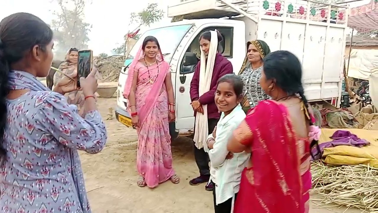 खुशबू रानी की नौटंकी खत्म होने के बाद महिलाओं की लगी लाइन देखें पूरा वीडियो आखिर क्यों आई महिलाएं
