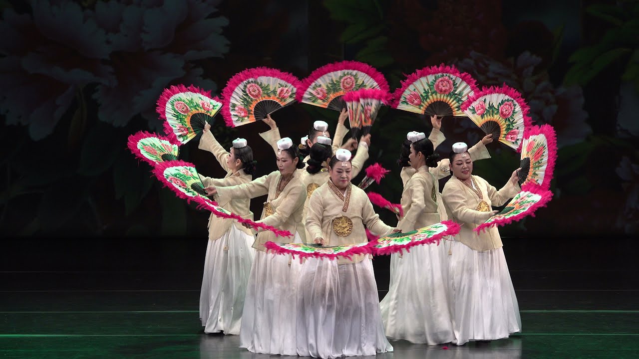 부채춤 [국립국악원 예악당] Korean fan dance (BuChaeChum)