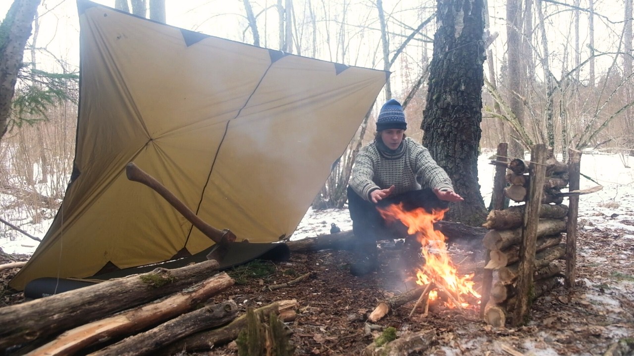 SOLO WINTER BUSHCRAFT CAMP IN THE SNOW