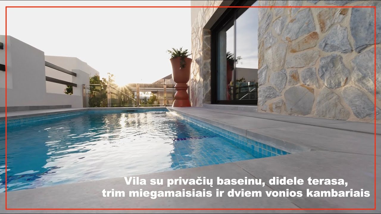 Vila Ispanijoje su privačiu baseinu, didele terasa, trim miegamaisiais ir dviem vonios kambariais