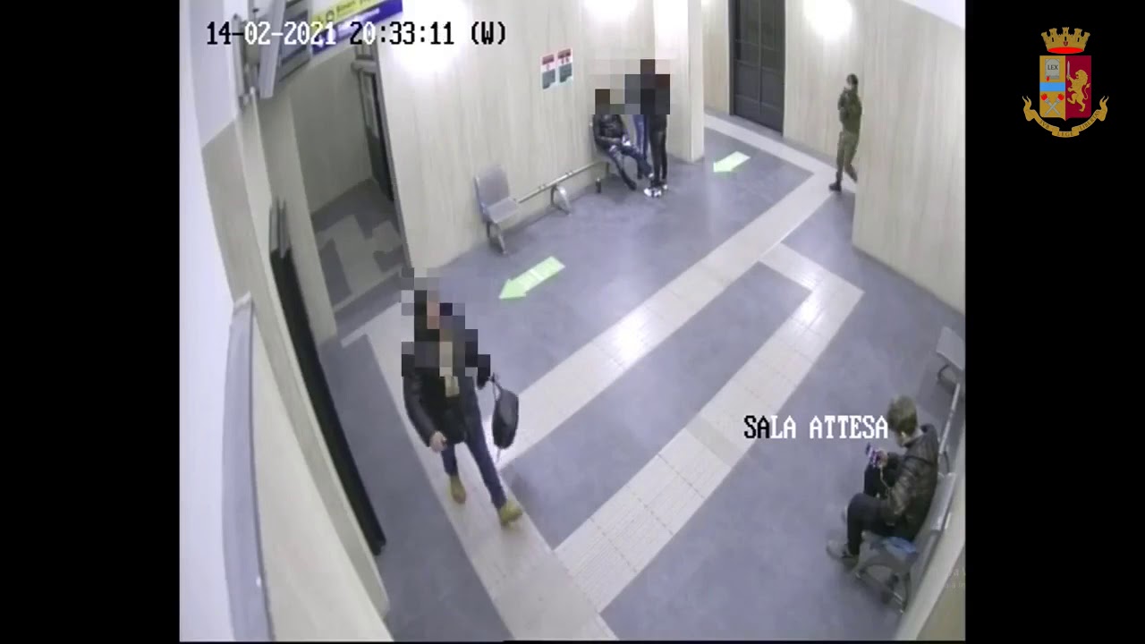 Modena, tentato omicidio in stazione: le immagini dell'aggressione e dell'arresto