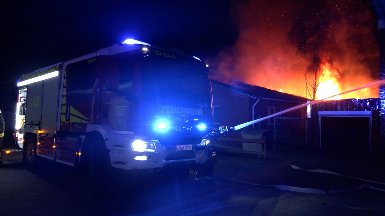 LAGERHALLE VON SONDERPOSTENMARKT STEHT IN FLAMMEN -   GASFLASCHEN EXPLODIEREN