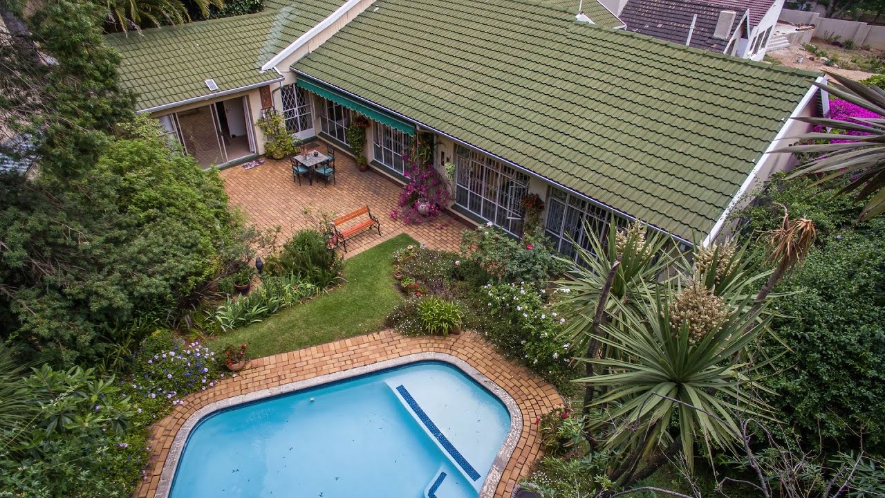 CHARMING THREE BEDROOM TWO BATHROOM HOUSE FOR SALE IN DOWERGLEN