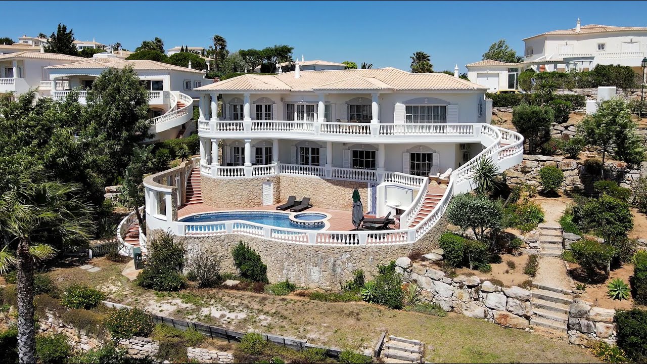 Spacious Villa With Excellent Views of the Golf Course & the Ocean for sale in Budens, Algarve