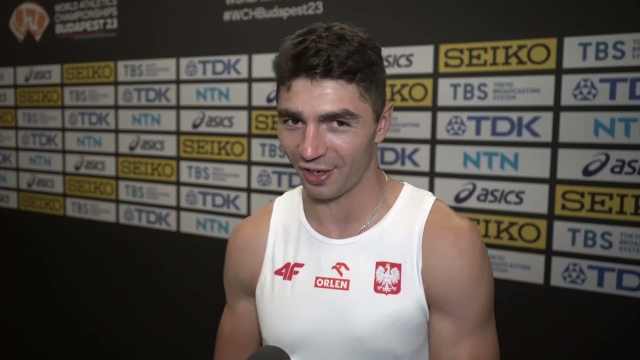 Dominik Kopeć szczęśliwy po awansie. 
