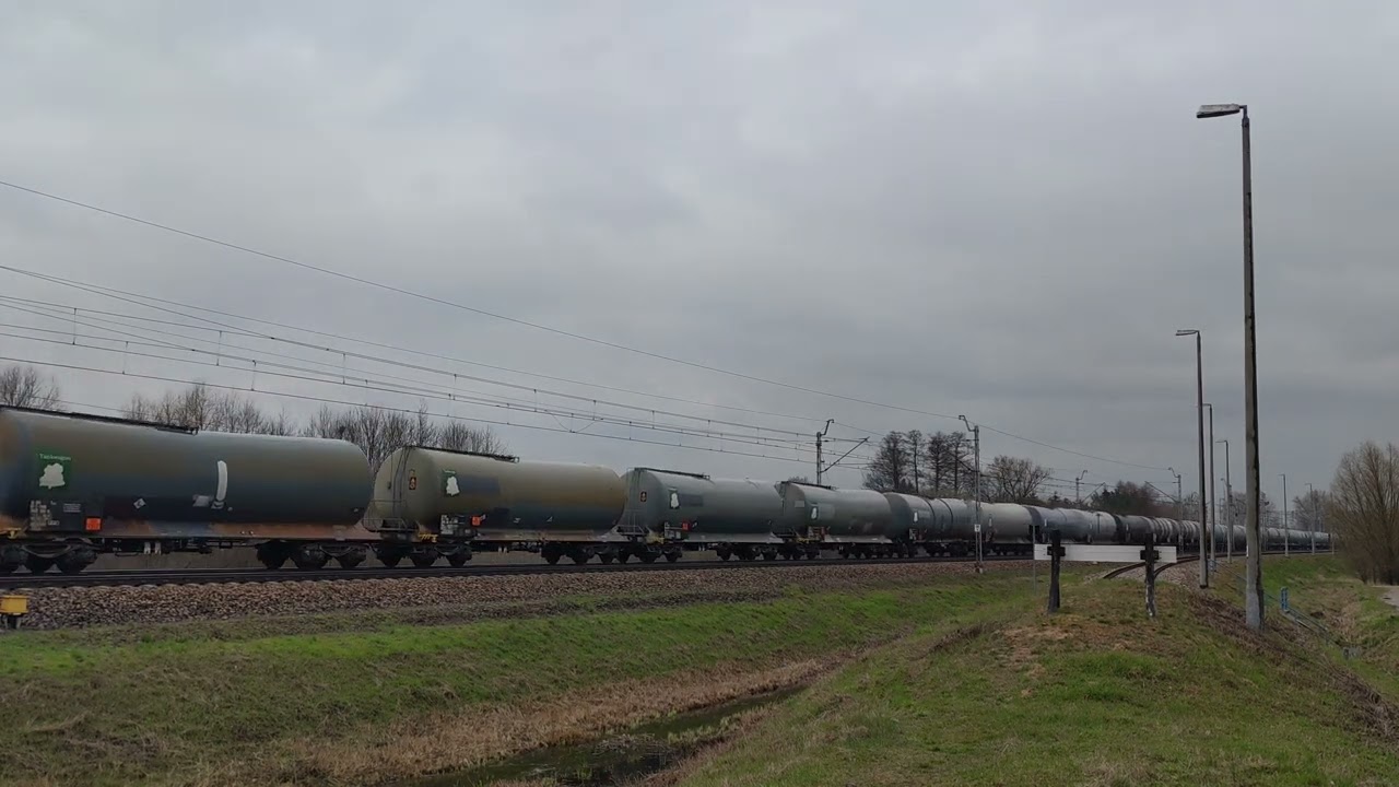 M62 1293 + SM42 2268 z beczkami wyjazd ze stacji Nasielsk