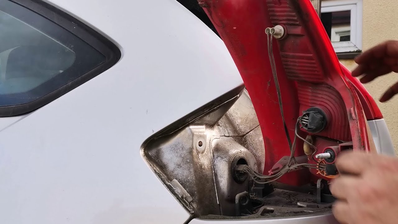 Wymiana wszystkich żarówek oświetlenia z tyłu w samochodzie Citroën C4 (LC).Replacing bulbs.