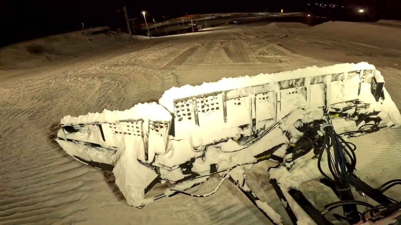 Building a small tabletop with PistenBully 400 snowcat in Vimkapark (part 3)