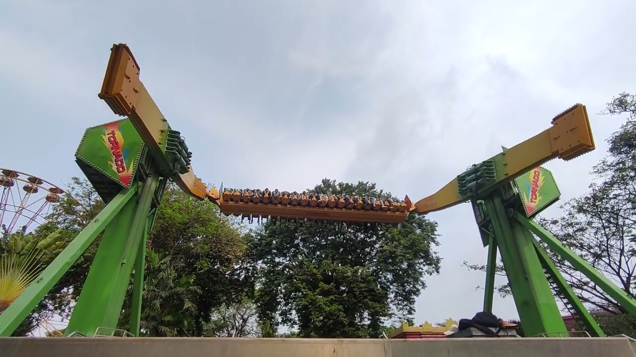 Naik Wahana Tornado di Dufan, Jakarta