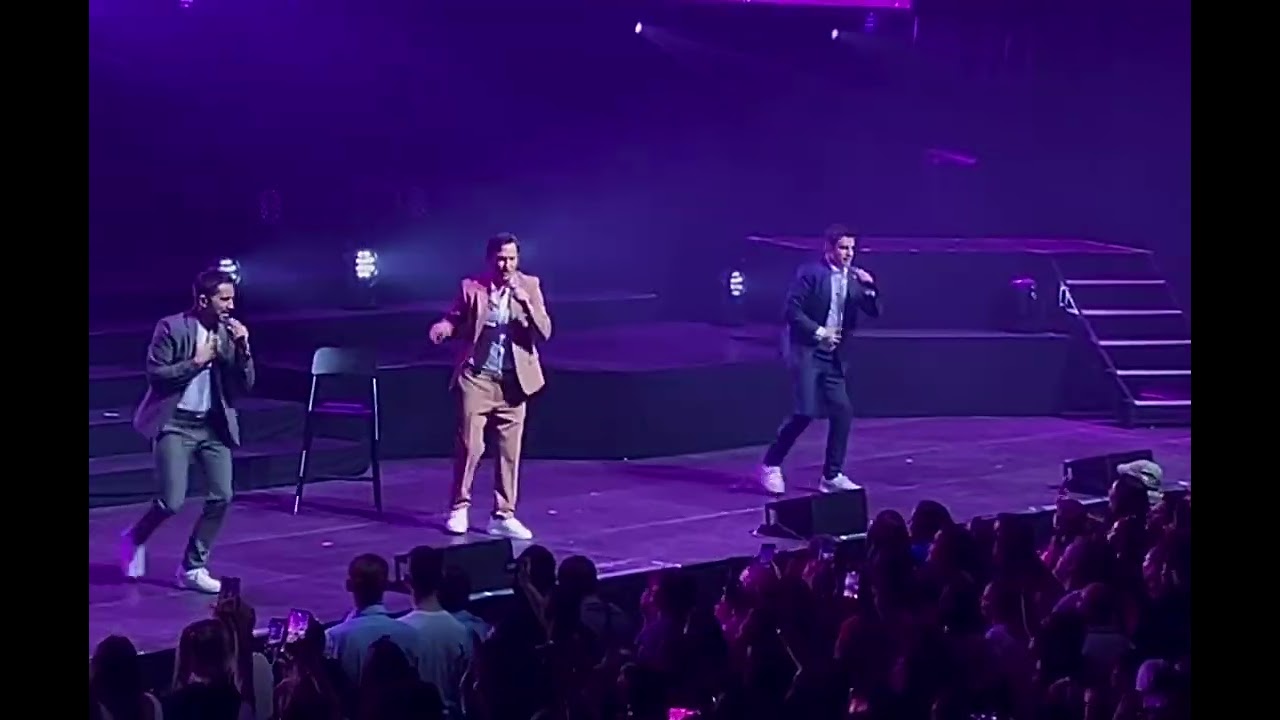 I gotta feeling, le concert - Worlds Apart - Baby comme back - D&ocirc;me de Paris - Paris 2026