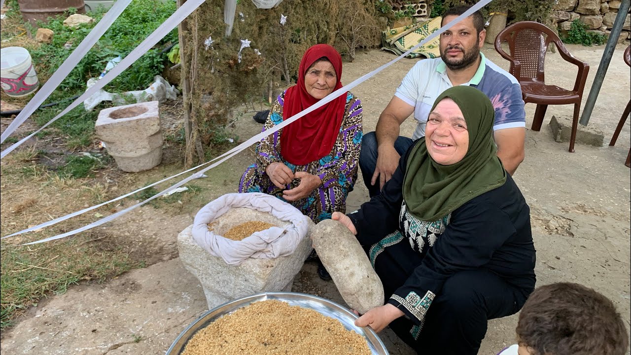 أطيب أكلات أجدادنا التراثية 🇱🇧دق القمح بالجرن وطبخ القمحية باللبن على نار الحطب ❤️