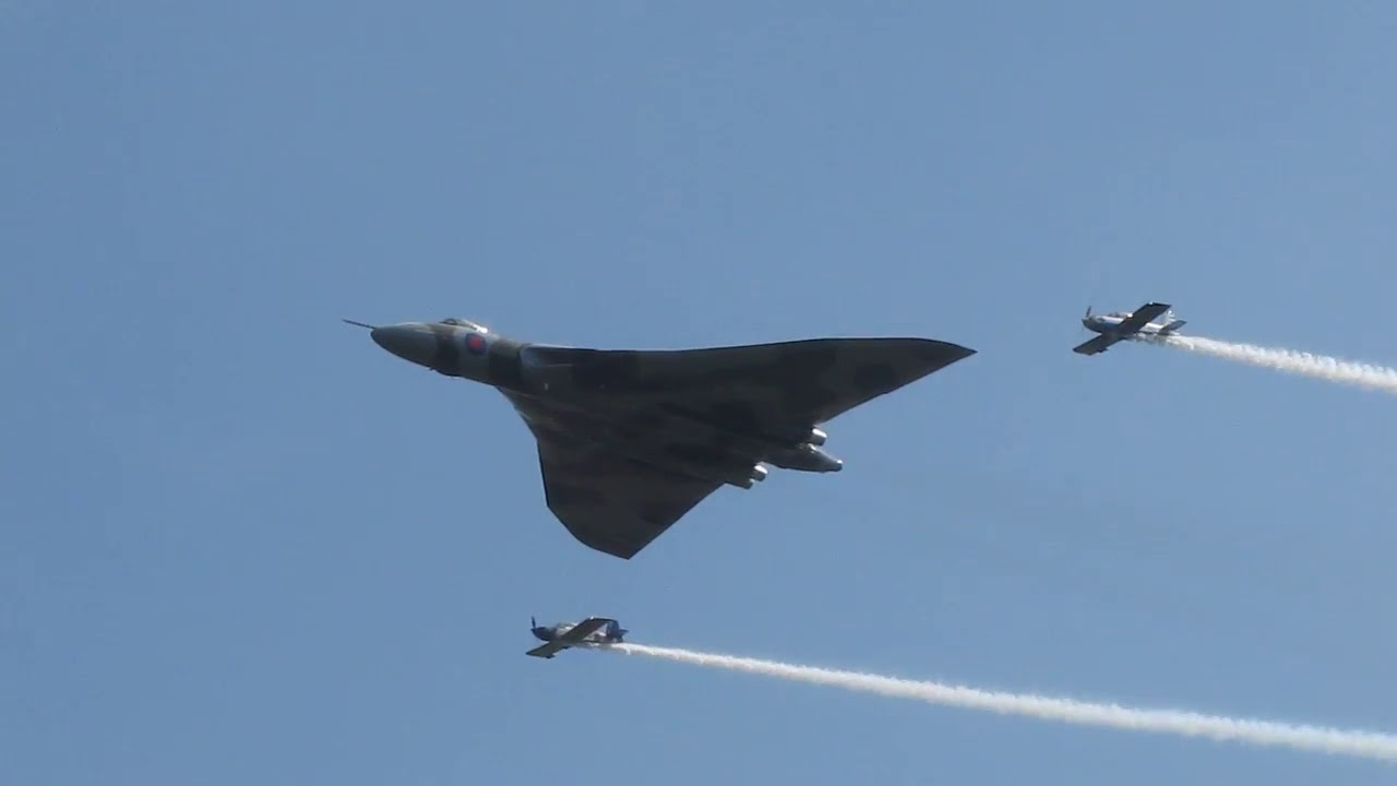 006. Avro Vulcan B Mk2 XH558 & RV8tors display at RAF Cosford Air Show (with official commentary)