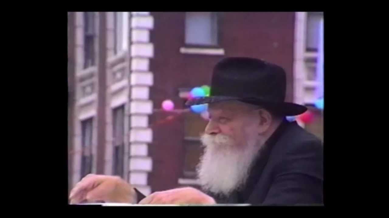 מקהלת המתופפים מצדיעים ומכריזים לרבי שליט