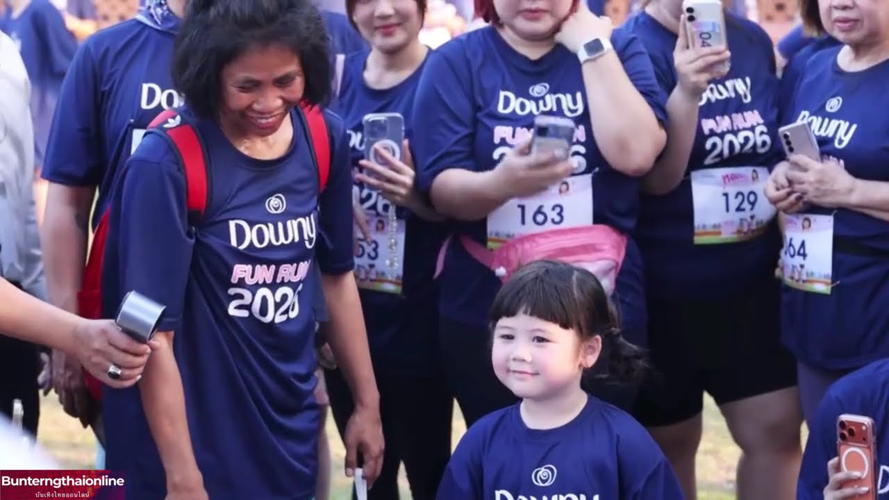 แม่ชมพู่ พี่สายฟ้า ,พี่พายุ และน้องเกล ช่วงสัมภาษณ์ ใน งาน 