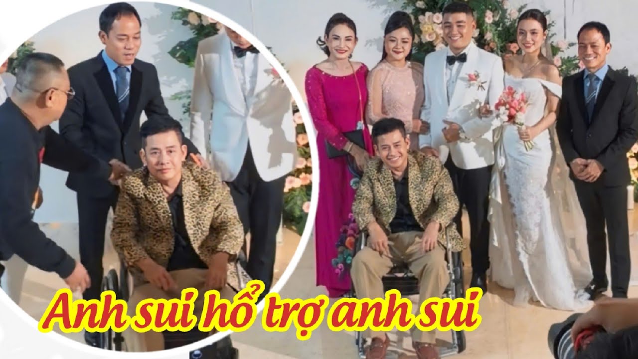 Danh hài Tấn Beo cười tươi, ngồi xe lăn do anh sui Chế Phong đẩy ra chụp hình, chào đón quan khách