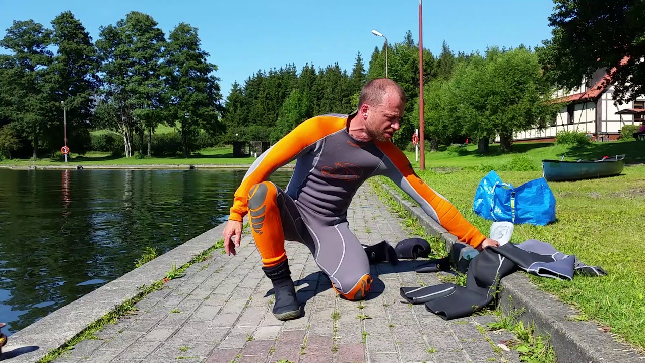 Pianka mokra , strój z neoprenu do sportów wodnych.