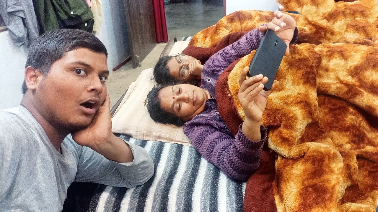 PRANK 🤣 Video Pe Mummy Ka Reaction 😜