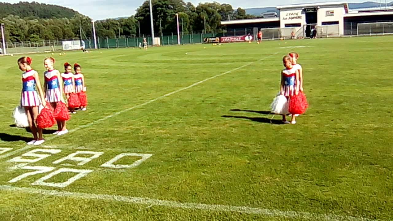 Les Majorettes Les Américaine : La danse des pompons des petites ( Kendji - Me Quemo )
