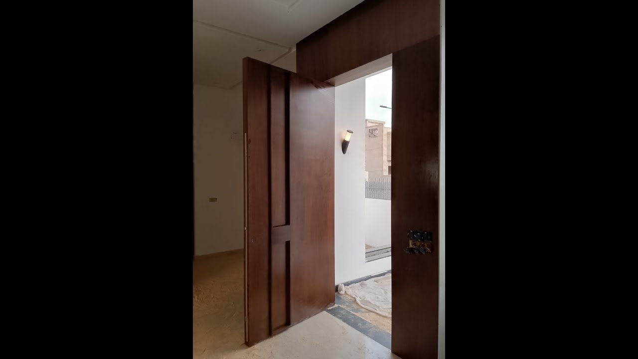 باب محوري من خشب الجوز Porte pivotant en bois noyers