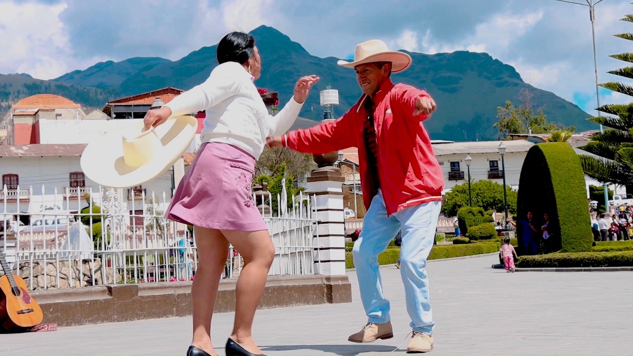 Bailando el Mix Alegría de Dandhy Cubas en Huamachuco