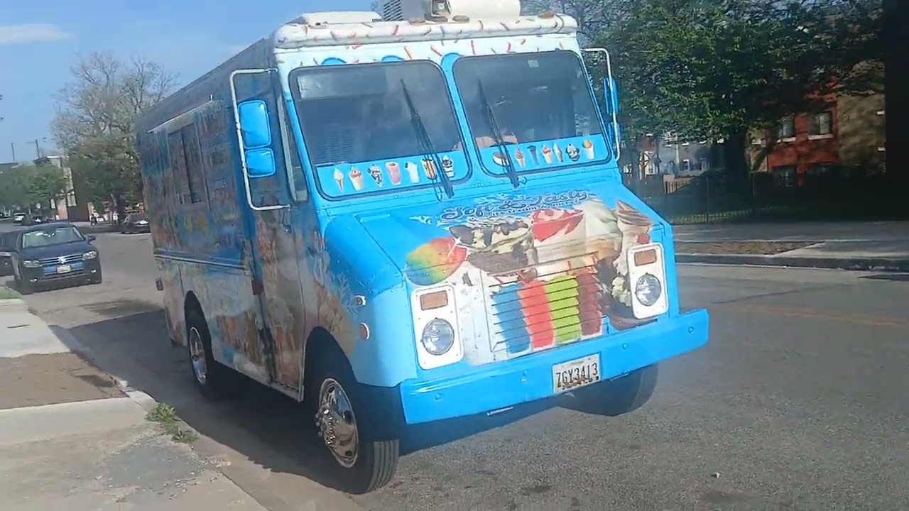 Getting ice cream from mr tasty ice cream truck 😃🍦