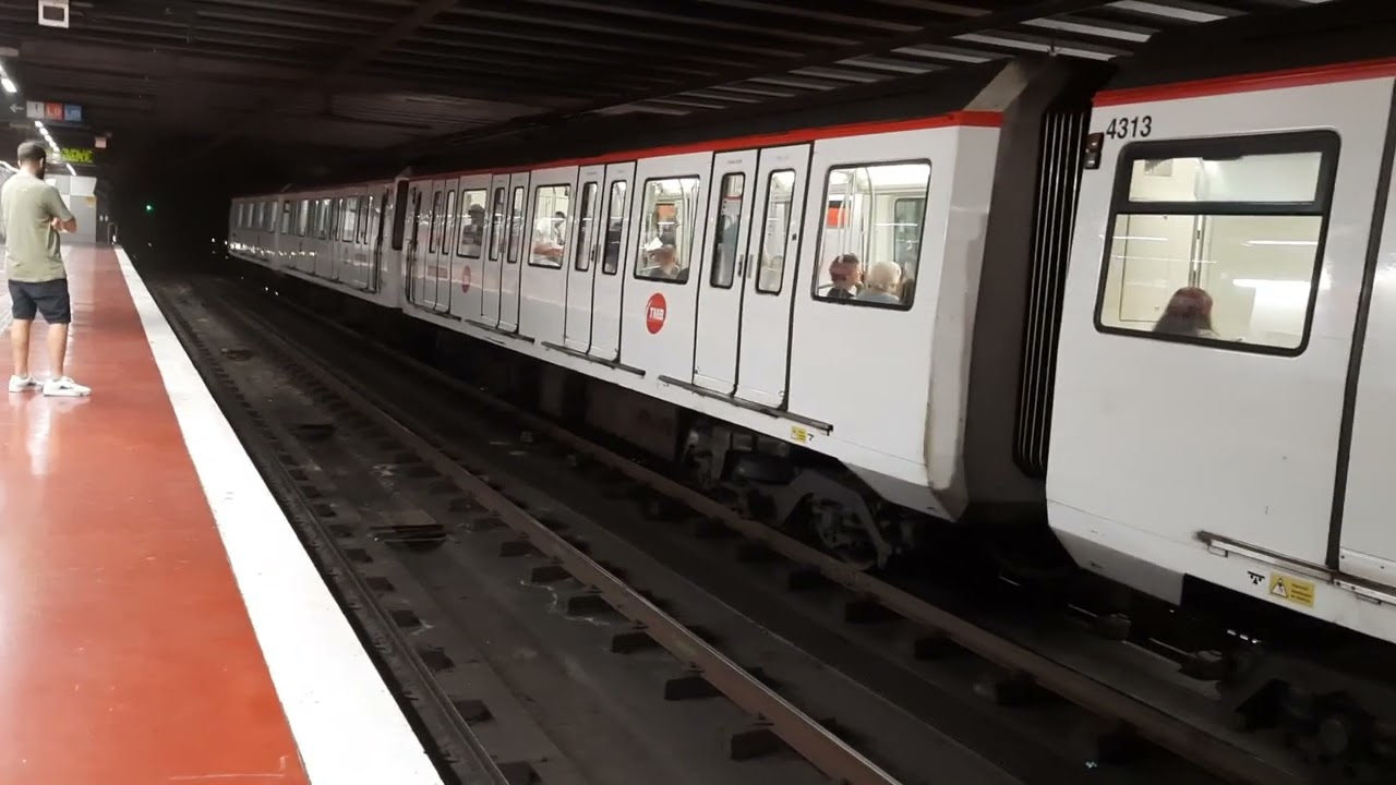 Metro L1 Serie 4049 entrando y saliendo de Torrassa