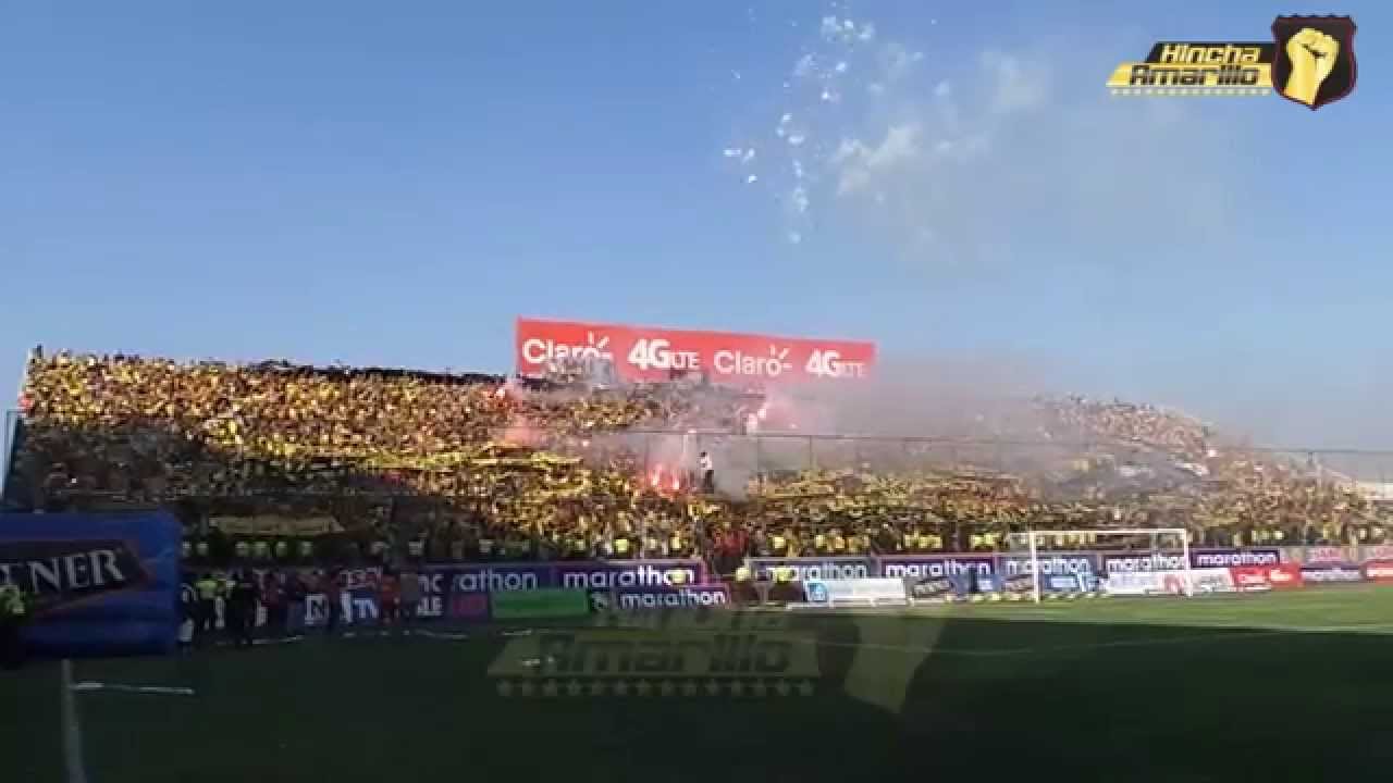 Recibimiento de la Sur Oscura en el Clásico de Astillero en Manta