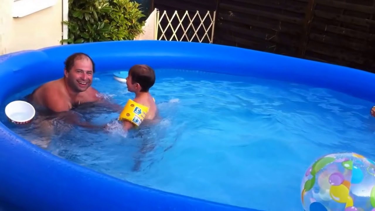 bébé de 28 mois Tom saut perilleux  dans sa piscine
