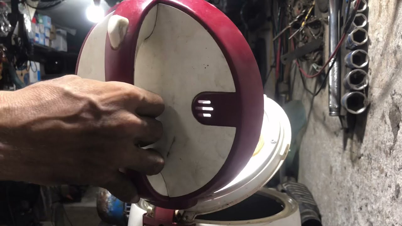 Cách lậy lắp vung nồi cơm điện ra tại nhà để sửa khi nắp nồi cơm không tự móc lại được cực đơn giản