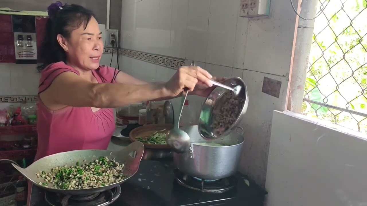 Đặc sản ở quê hến xào hành và nấu canh bầu./CLMT
