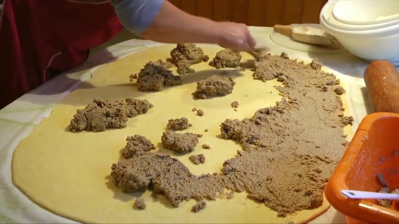 Peka potice, dobra stara domača orehova potica, potica making.