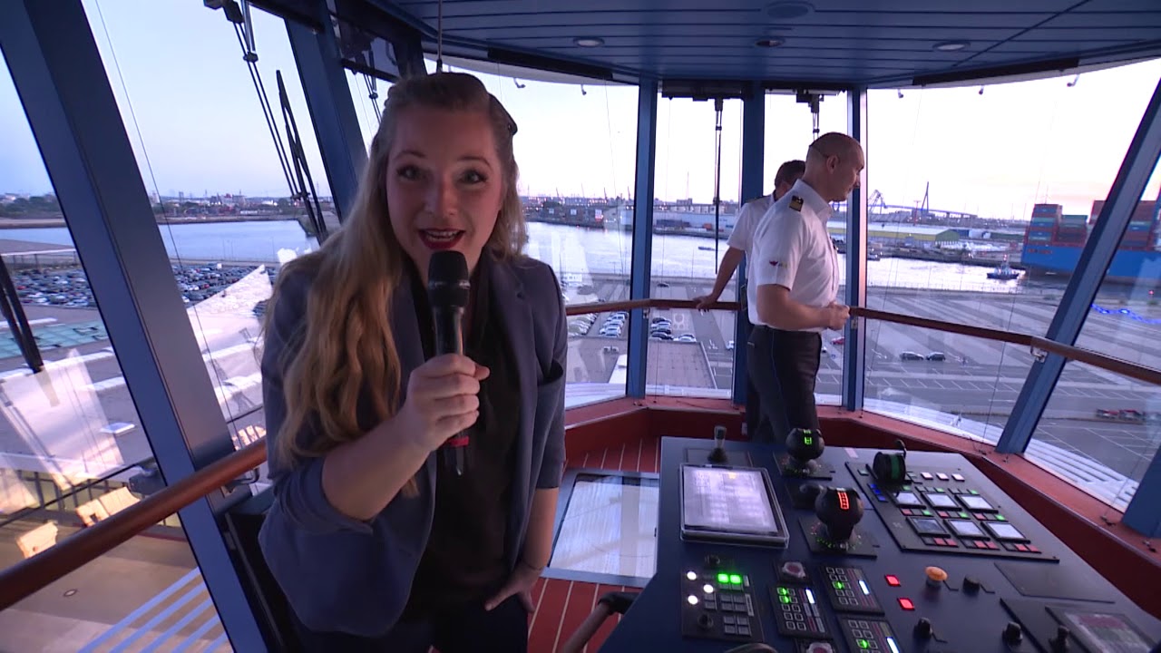 AIDAperla - Entertainment Manager Birte mit Captain Möller auf der Brücke / Birdy at the bridge
