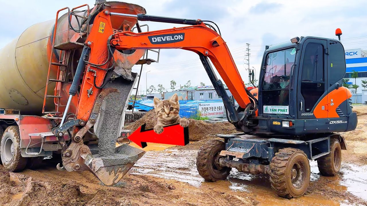 Máy xúc làm việc cùng xe trộn bê tông; xúc đất, cát, đá cho xe ben chở đi đổ - Excavator truck