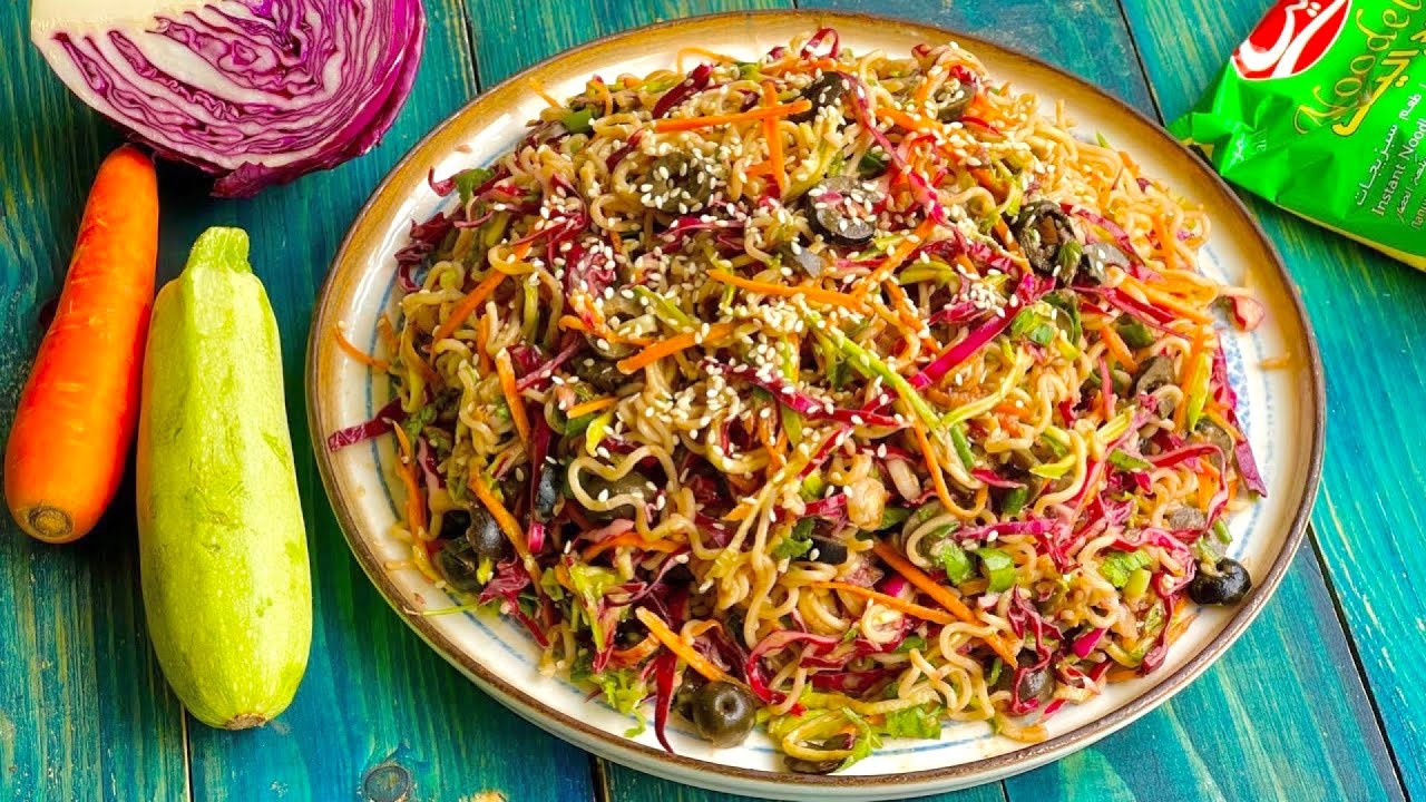 سالاد نودل و سبزیجات با سس مخصوص غذای سبک و پیش غذای گیاهی