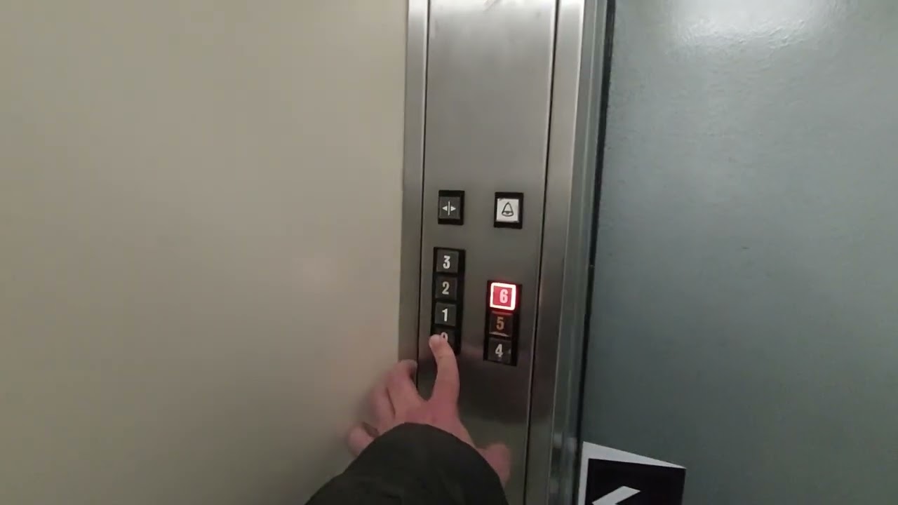 Old 1989 Orona lift in a 6 story in Cambrils