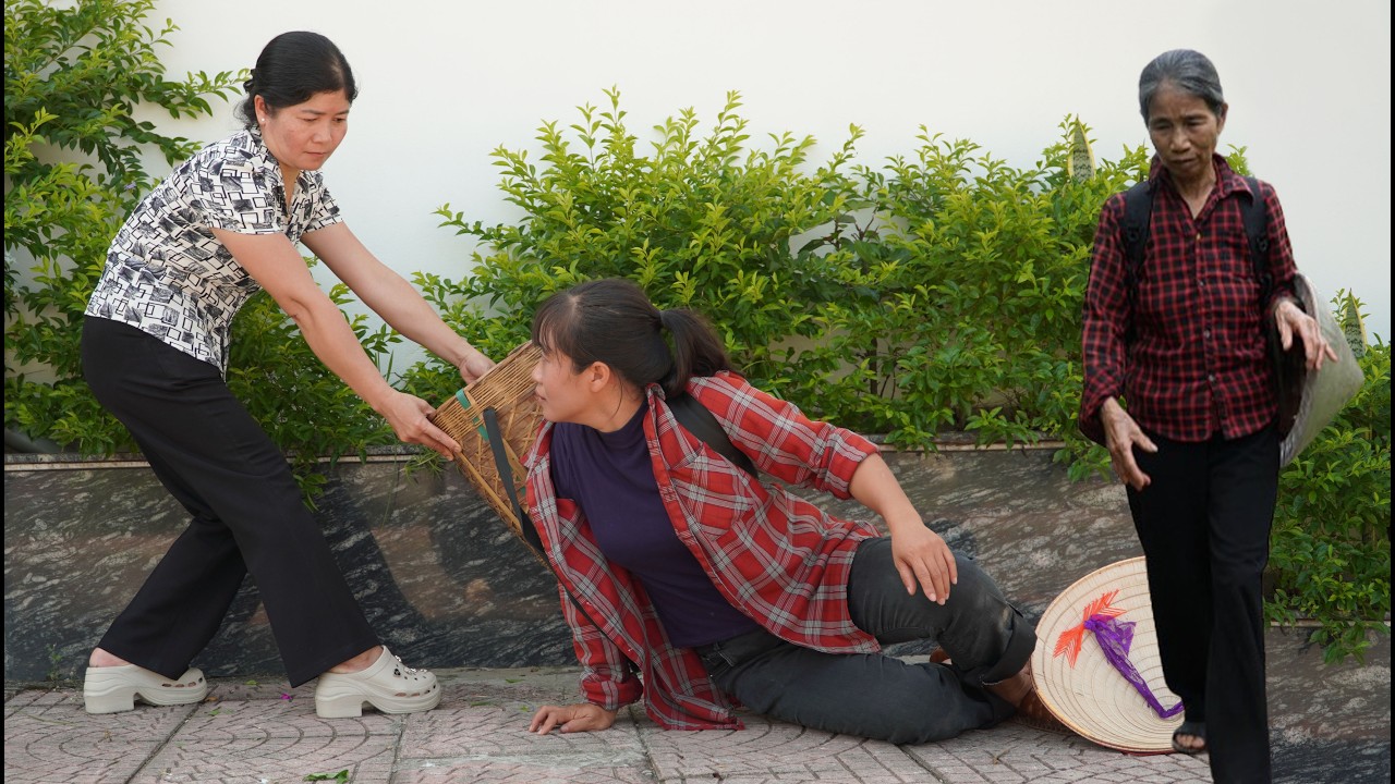 Huyen went looking for the homeless woman and accidentally met Thuy, who blamed Huyen for everything