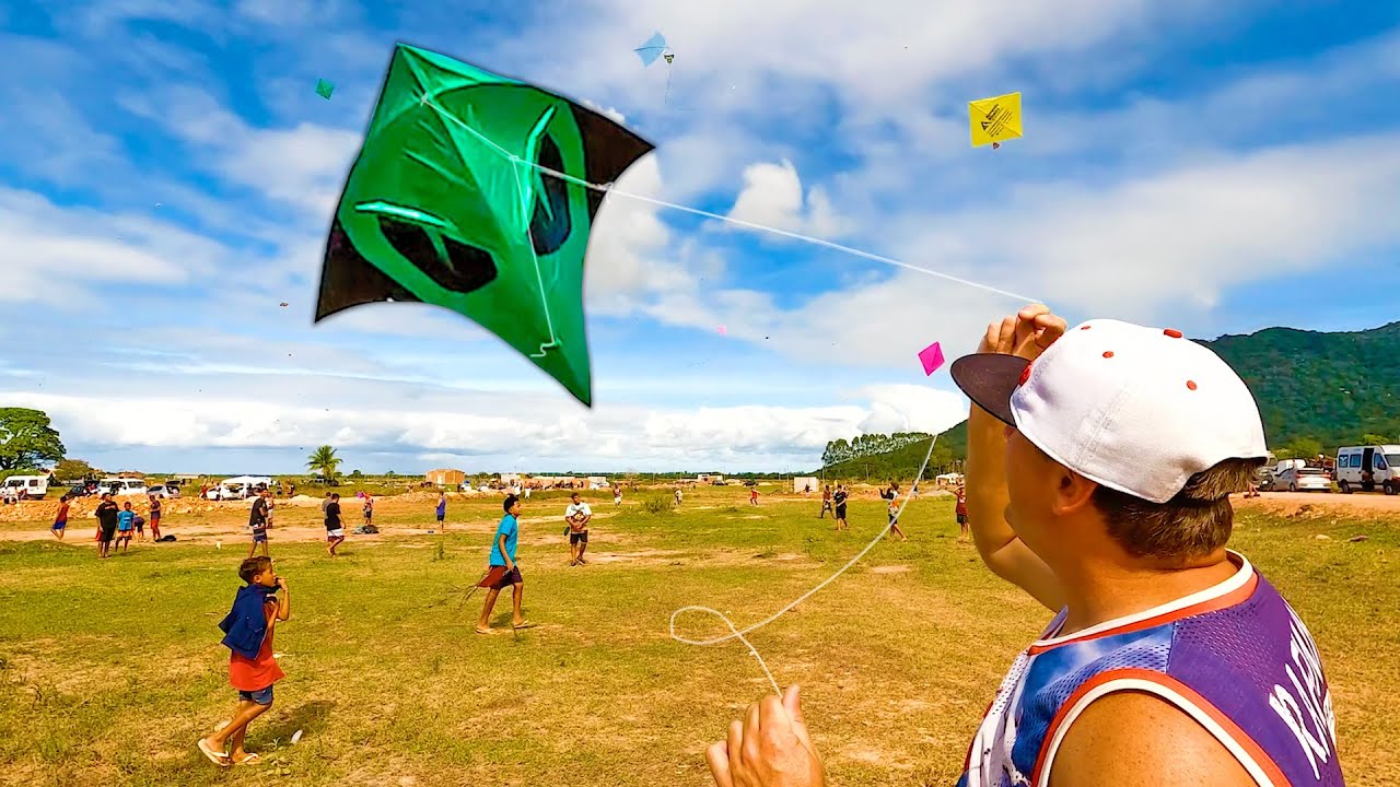 Pipa do MalvaZoid Voada na Xepa com Muita Criança Correndo Atrás no Festival