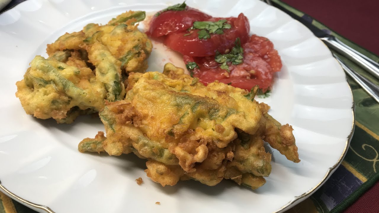 fritos de porotos verdes (habichuelas, judías, chícharos, green beans) del jardín a la olla.