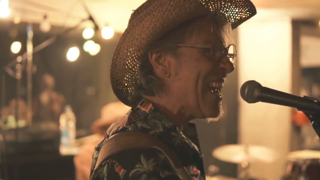 LOS MENDOCINOS - She Never Spoke Spanish