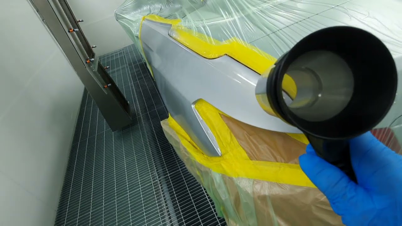 Spraying Standox Standoblue Basecoat