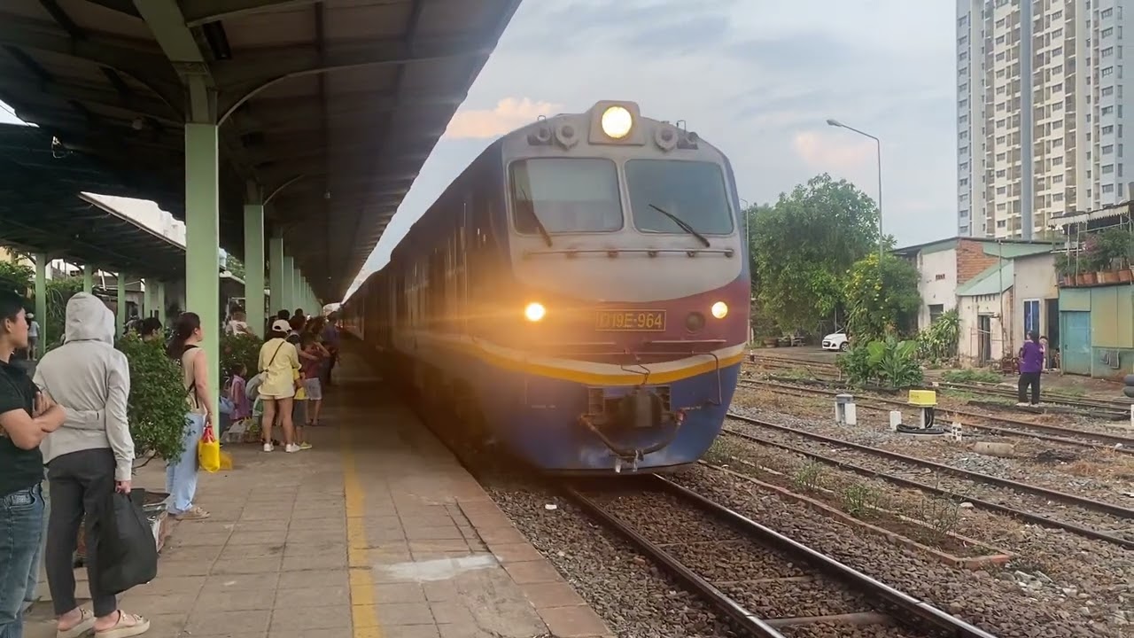 SE7 D19E-964 vào ga Biên Hoà 17:27 30/3/2025