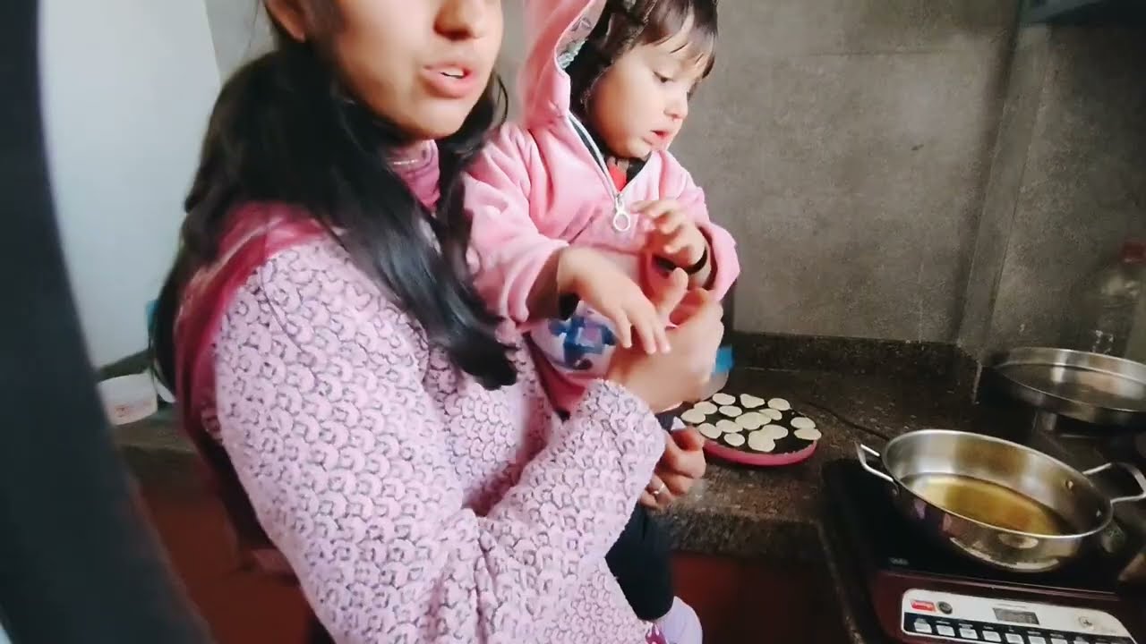 आज तो बेटी बाल बाल बची|| आज मैने बनाई मठरी|| मैदा की मट्ठी||Full Vlog|| आज beti का हाथ जल gya 😥#vlog