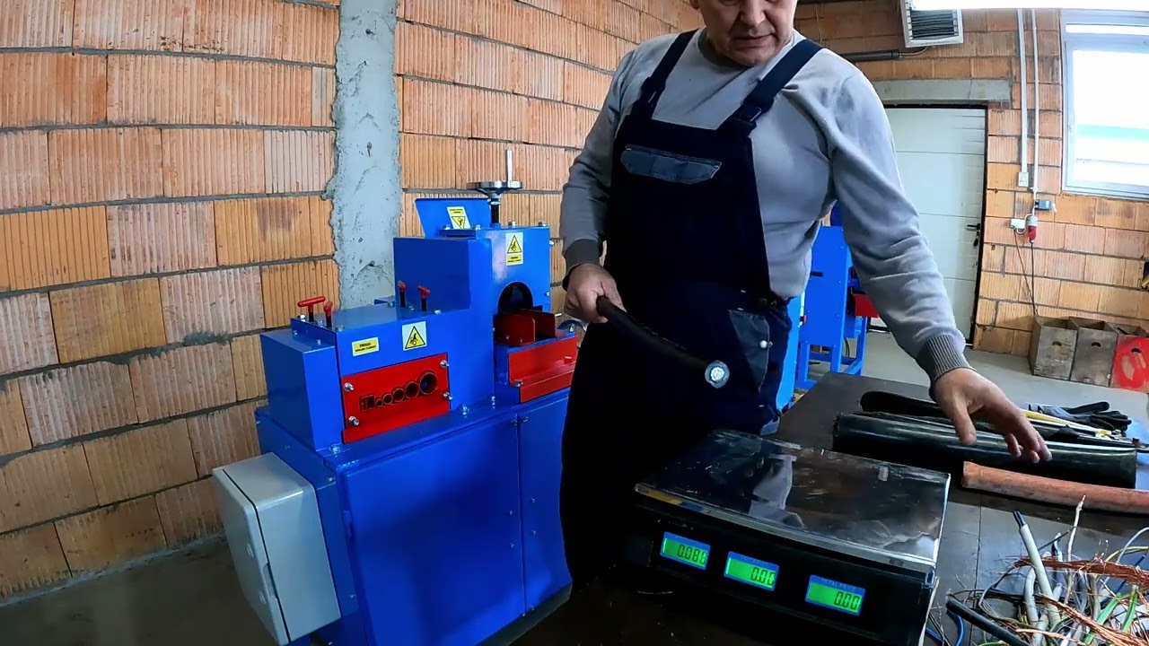 EN120M czyli uniwersalna maszyna do recyklingu kabli średnicy 1-120mm na przekładniach łańcuchowych.