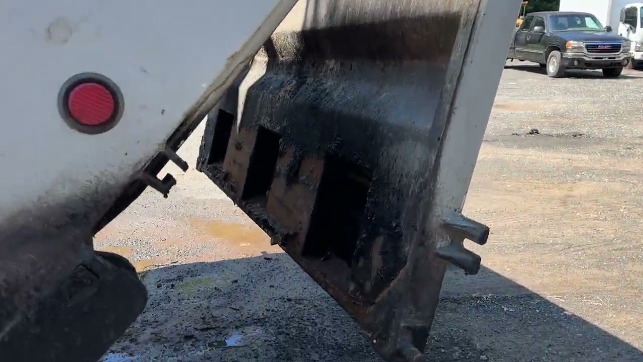 2017 MACK Granite GU813 Dump Truck xxM037785