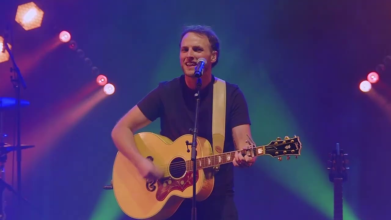 Seo Linn - Wake Me Up (Avicii) in Irish ¦ (Live at Festival Interceltique de Lorient, France)