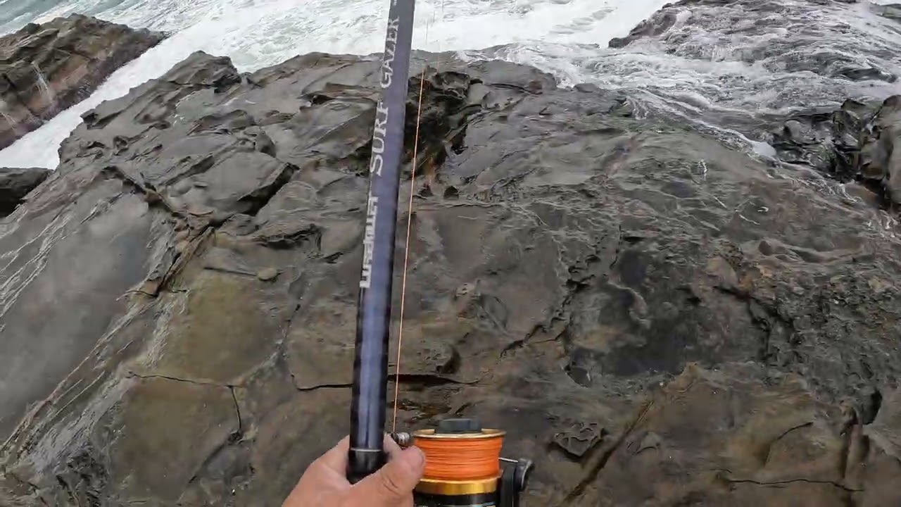 Big big swell #rock-fishing #subscribemychannel @rough-weather #fishing Melbourne @Pakistan-fishing
