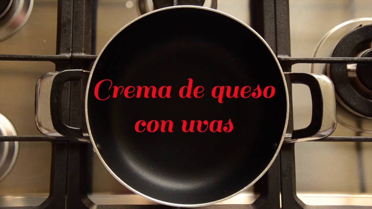 CREMA DE QUESO CON UVAS SERVIDA EN UN PAN