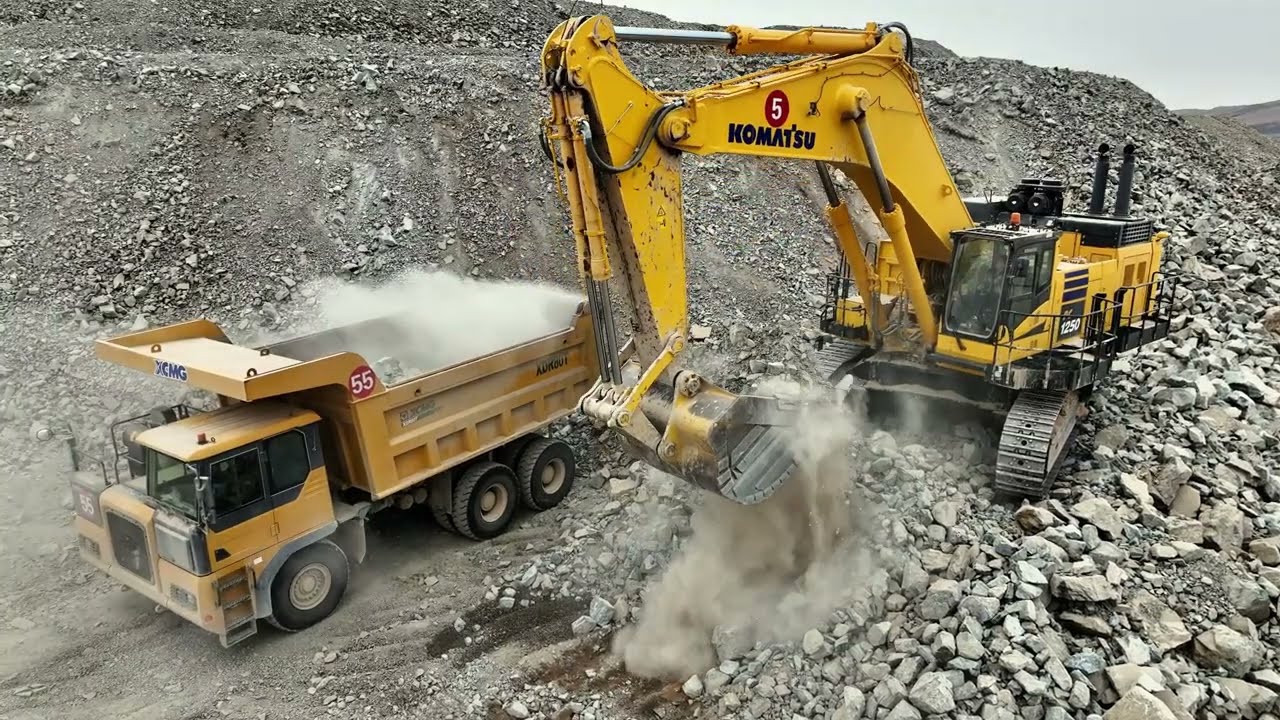The story of Komatsu's giant excavators loading mining trucks at the mine｜Aerial video