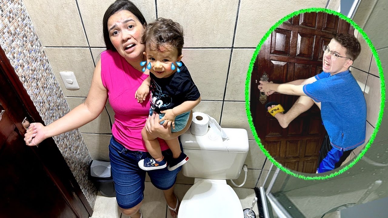 O BEBÊ FICOU PRESO NO BANHEIRO - TIVEMOS QUE ARROMBAR 😱😱😱